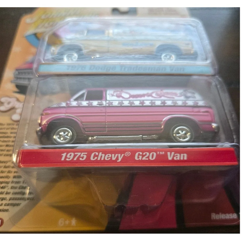 Johnny Lightning Boogie Vans 2-Pack 1976 Dodge Tradesman 1975 Chevy G20 Ver A